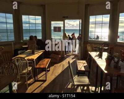 Hideaway cafe sul lungomare Seaton nel Devon, in Inghilterra il 12 novembre 2017 Foto Stock