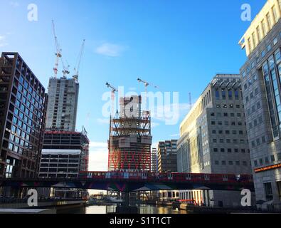 DLR a Heron Quays vicino Crossrail funziona Foto Stock