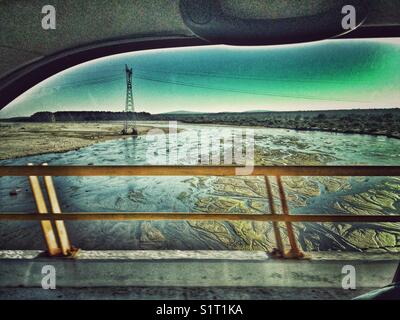 Vista di un fiume da una vettura in movimento in Messico. Foto Stock