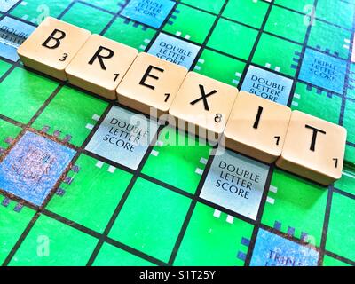 La parola scritta Brexit sul gioco SCRABBLE Foto Stock