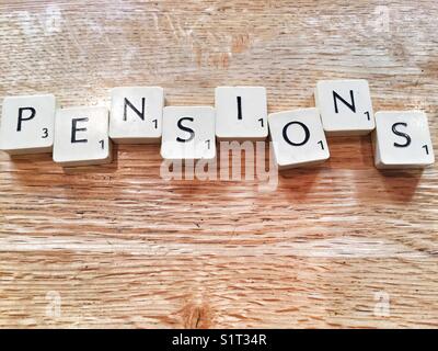 La parola scritta delle pensioni con piastrelle di scrabble Foto Stock