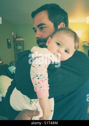 Padre che abbraccia la figlia Foto Stock