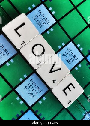 La parola: Amore scritte con piastrelle di scrabble Foto Stock