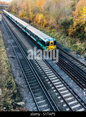 A sud della linea ferroviaria passa attraverso onore Oak Park a Londra Foto Stock