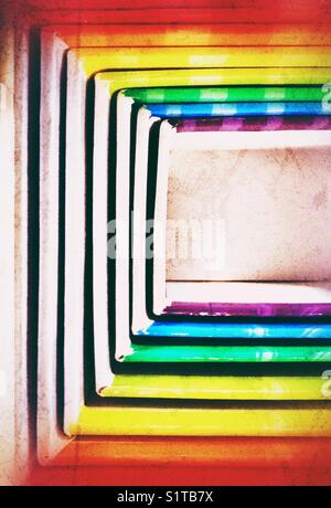 Da sopra/vista piana di rainbow cartoncino colorato i blocchi di nesting toy elaborati per realizzare un grunge disegno astratto Foto Stock