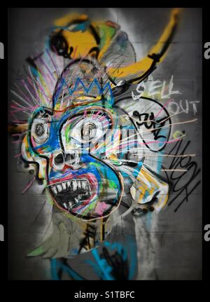 Illustrazione di graffiti sul muro di un edificio in mattoni di area di corsia di Londra, Inghilterra. Un interessante ricerca capo di una mitica creatura? Monkey? Ape? Babbuino? ! Credito foto - © COLIN HOSKINS. Foto Stock