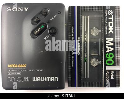 Sony WALKMAN a cassetta accanto a un metallo TDK cassetta a nastro. Foto Stock