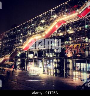 Centre George Pompidou di Parigi di notte Foto Stock