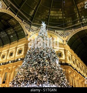 Bella illuminato di albero di Natale a Milano la Galleria Vittorio Emanuele II di notte Foto Stock