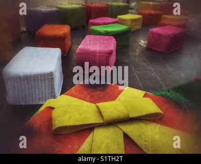 Scatole colorate sparse con confezione regalo Foto Stock