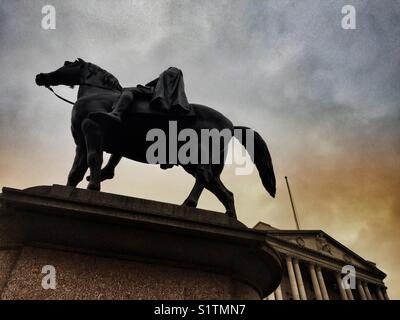 Una statua del Duca di Wellington accanto alla Banca di Inghilterra a Londra Foto Stock