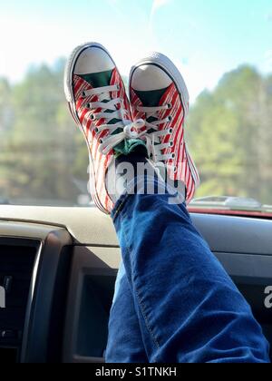 Lungo Viaggio indossando il mio preferito natale comodi candy cane converse. 🎄 Foto Stock