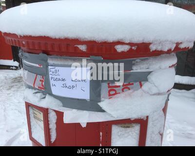 Un Royal Mail postbox con indigestione. Chiuso a nuovi post. Foto Stock