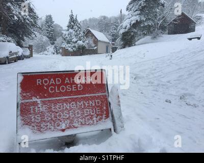 Segnale di avvertimento per quanto riguarda la chiusura di neve sul Burway e la lunga Mynd in Church Stretton, Shropshire Foto Stock