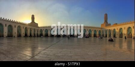 La Moschea Al-Hakim al Cairo. (Il cortile interno) con due minareti in una giornata di sole. Foto Stock