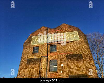 Prendete coraggio annuncio su che cosa ha usato per essere il coraggio & Co. Ltd la fabbrica di birra a Southwark, Londra Foto Stock