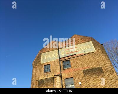 Prendete coraggio annuncio su che cosa ha usato per essere il coraggio & Co. Birreria Ltd Foto Stock