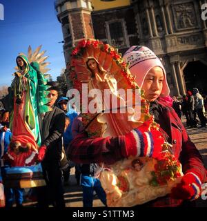 I pellegrini portano le immagini di Nostra Signora di Guadalupe durante il pellegrinaggio annuale a Nuestra Señora de Guadalupe basilica di Città del Messico, Messico Foto Stock