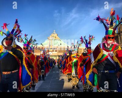 Eseguire Danzantes durante il pellegrinaggio annuale a Nostra Signora della basilica di Guadalupe a Città del Messico Foto Stock