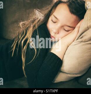 Sleeping 10 enne ragazza con disordinati capelli lunghi Foto Stock