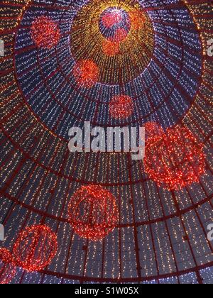 Cercando la Illuminato illuminato di albero di Natale fatto di luci natalizie dall'interno sul lungomare di Funchal Madeira moderno disegno astratto albero di Natale Foto Stock