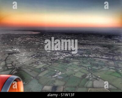 Visualizza la finestra di un aereo EasyJet poco dopo il decollo dall'aeroporto di Bristol, Inghilterra Foto Stock