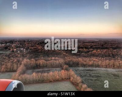 La vista dalla finestra di un aereo EasyJet, venuta ad atterrare all'Aeroporto di Nantes, Francia Foto Stock