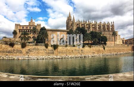 PALMA DE MALLORCA. Il 21 dicembre 2017. Palma la cattedrale gotica di domina lo skyline della citta'. Foto Stock