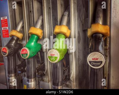 Le pompe del carburante in corrispondenza di una stazione di riempimento Foto Stock