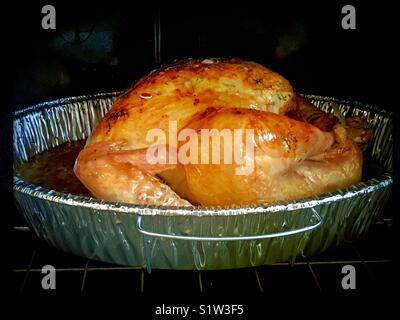 La Turchia è la tostatura in forno in una teglia di alluminio e il pop up termometro deve essere pop molto presto. Foto Stock