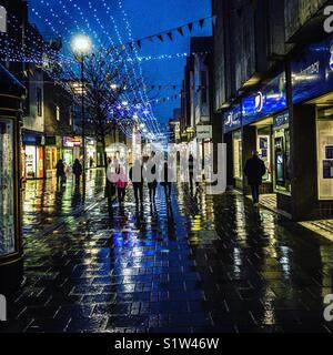 Un molto wintery worthing sul boxing day come testa di persone a casa dopo la navigazione in vendite Foto Stock