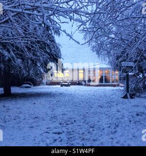 Cottage rurale coperto di neve, Hampshire, Inghilterra, Regno Unito. Foto Stock
