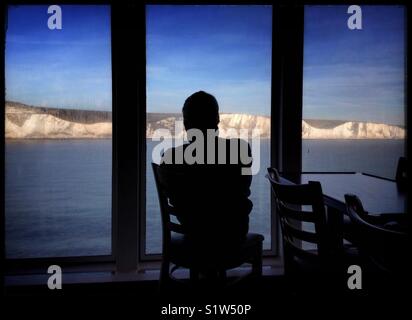 Le Bianche Scogliere di Dover come visto da un traghetto attraverso la Manica nel canale in inglese in rotta per Dover, Regno Unito. Foto Stock