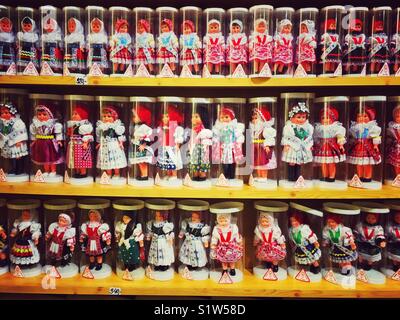 Bambole ceche sugli scaffali dei negozi in costumi popolari e souvenir Foto Stock