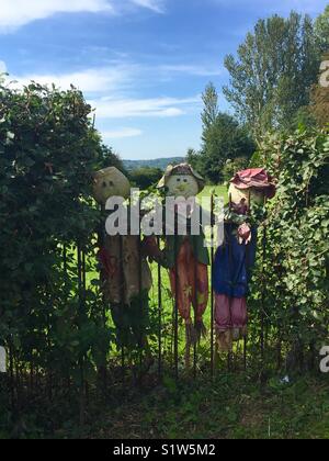 Scarecrows in un campo Paese Foto Stock