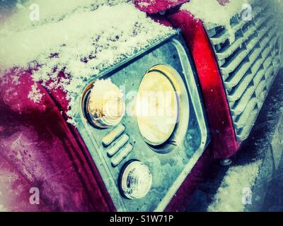 Faro anteriore e grill di Land Rover Defender 4 ruote motrici auto nella neve Foto Stock