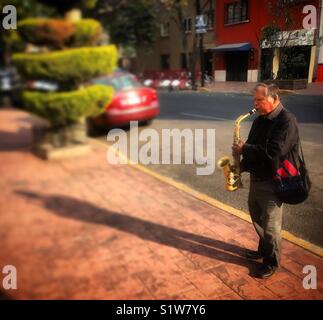 Un uomo suona il sax in strada a Colonia Roma, Città del Messico, Messico Foto Stock
