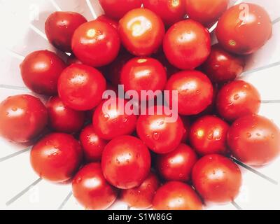 Pomodori ciliegini, in uno scolapasta, ad alto angolo di visione Foto Stock