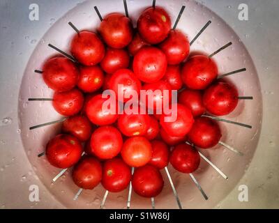 Pomodori ciliegini, in uno scolapasta, ad alto angolo di visione Foto Stock