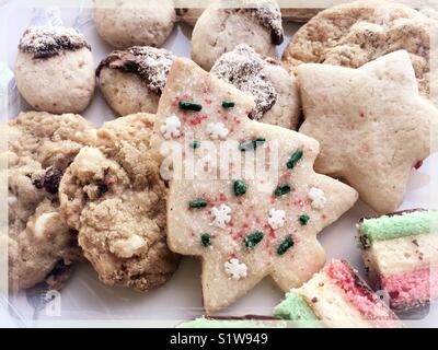 Close up in casa biscotti di Natale nella forma di un albero di Natale Foto Stock