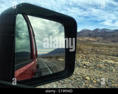 I riflessi della Valle della Morte il paesaggio dell'auto specchietto laterale. Foto Stock