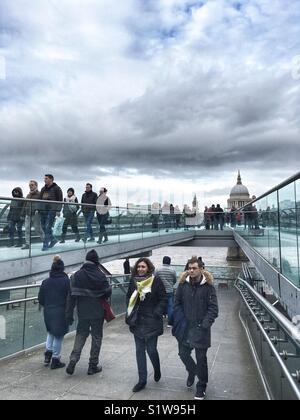 La gente a piedi attraverso il Millennium Bridge di Londra, in Inghilterra il 1 gennaio 2018 Foto Stock