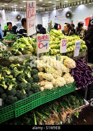 Verdure per la vendita in Yuen Long mercato alimentare ("mercato umido"), Nuovi Territori di Hong Kong Foto Stock