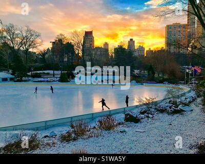 Pattinaggio su ghiaccio a Central Park Foto Stock