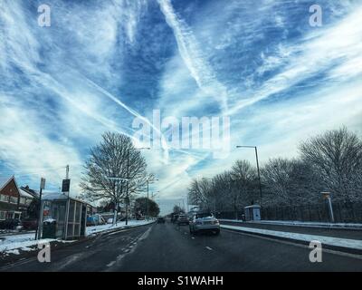 Con/chemtrails nel cielo invernale Foto Stock