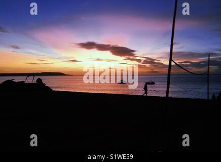 Sunrise in Laiya Batangas è uno dei più emozionanti momenti in Laiya. Laiya si trova a Barangay Laiya Aplaya San Juan Batangas la spiaggia di destinazione popolare nelle Filippine. Provare a visitare! Foto Stock