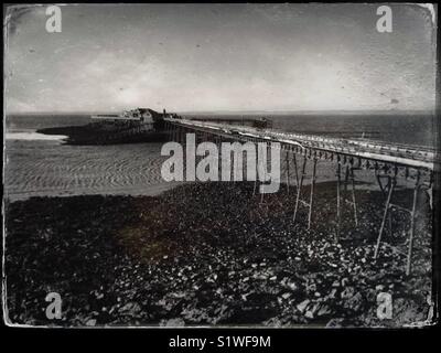 Una finta tintype fotografia di Birnbeck Pier in Weston-super-Mare, Regno Unito. Il molo è stata chiusa al pubblico per molti anni ed è in una condizione fatiscente. Foto Stock