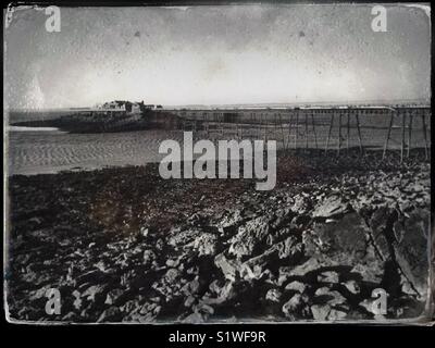 Una finta tintype fotografia di Birnbeck Pier in Weston-super-Mare, Regno Unito. Il molo è stata chiusa al pubblico per molti anni ed è in una condizione fatiscente. Foto Stock