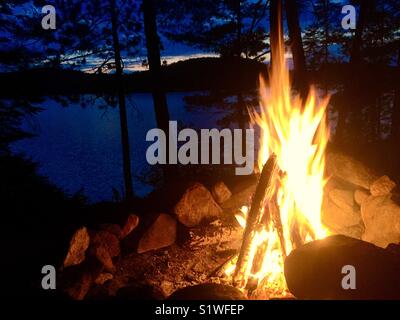 Notte all'orizzonte al lago della foresta del fuoco Foto Stock
