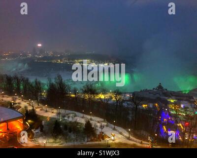 Vista aerea del Niagara Falls illuminato in verde. Foto Stock